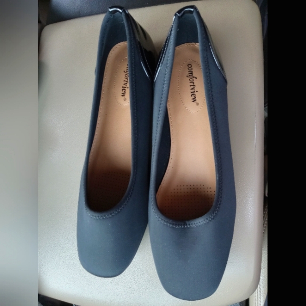 Comfortview "Lyra" Women's Black Flats. 11W.               FF275
